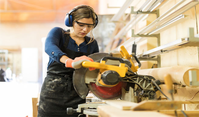 ¿Por qué hay menos mujeres en ocupaciones manuales?